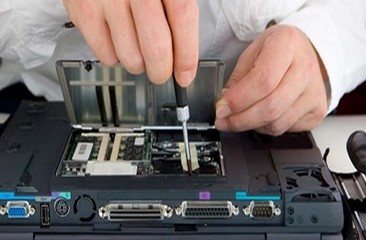 Technicien travaille sur un ordinateur - Informatique81-Albi